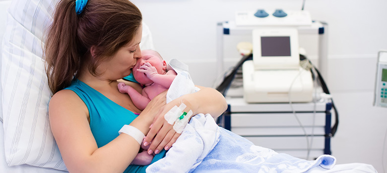 Nouveau-né dans les bras de sa mère à la maternité - La Prévention Médicale