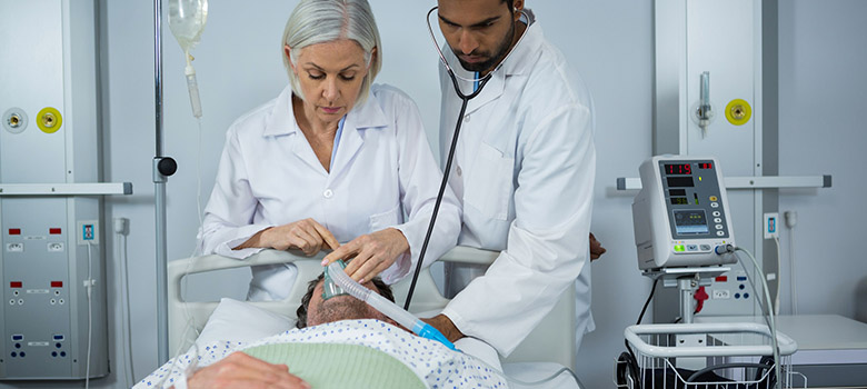 Installation d'un masque à oxygène sur un patient - La Prévention Médicale