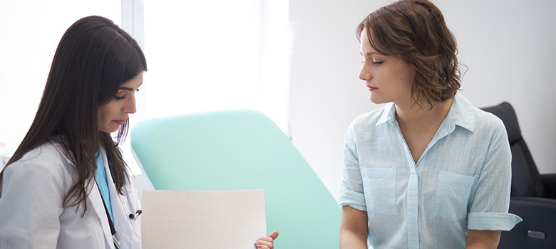 Une femme médecin prend des notes auprès d'une patiente - La Prévention Médicale