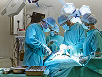 Une équipe de chirurgiens au bloc opératoire - La Prévention Médicale
