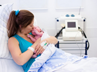 Nouveau-né dans les bras de sa mère à la maternité - La Prévention Médicale
