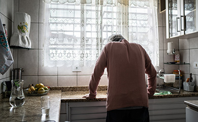Un homme âgé dans sa cuisine - La Prévention Médicale